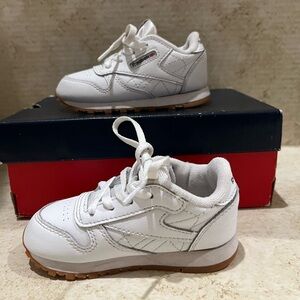 Toddler classic white Reebok size 6.